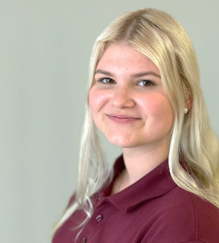 Das Foto zeigt das Portrait der Auszubildenden in der Hausarztpraxis Tributh in Potsdam Bornstedt Emily Beckmann.